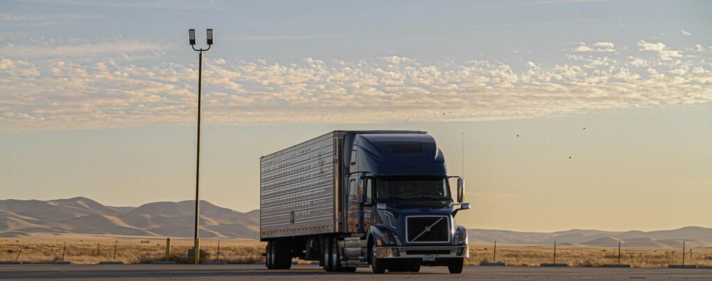 Tráiler de carga realizando trámite de verificación vehicular federal